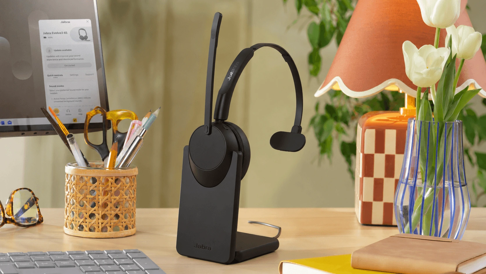 Tai nghe Jabra Evolve3 45 UC Mono Charging Stand