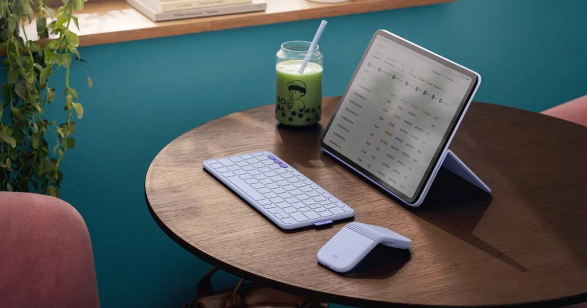 Bộ sản phẩm văn phòng di động Logitech xếp gọn gàng trong túi xách du lịch
