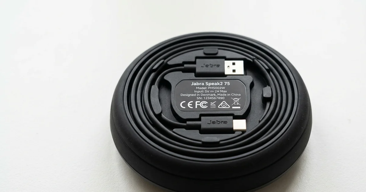 Mặt đáy của loa hội nghị Jabra Speak2 75 tích hợp cáp sạc USB-C và đầu chuyển đổi USB-A