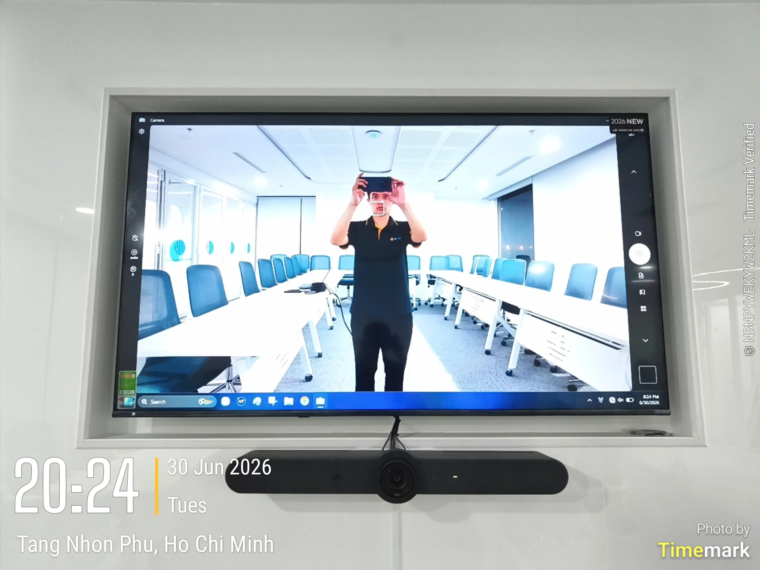 Kỹ thuật viên Ngọc Thiên hoàn thiện lắp đặt thiết bị họp Logitech cho phòng thử nghiệm tại Quận 3