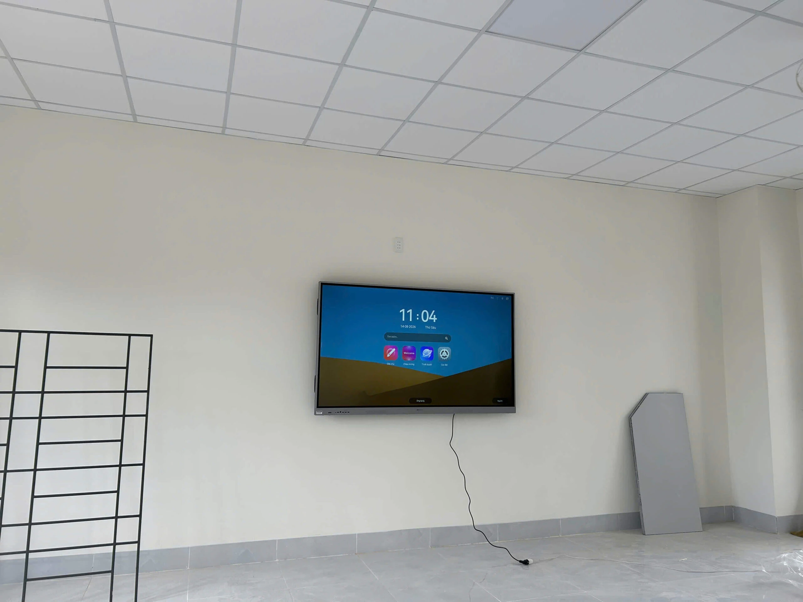 Hoàn thành lắp đặt màn hình tương tác Meekbase cho trường học