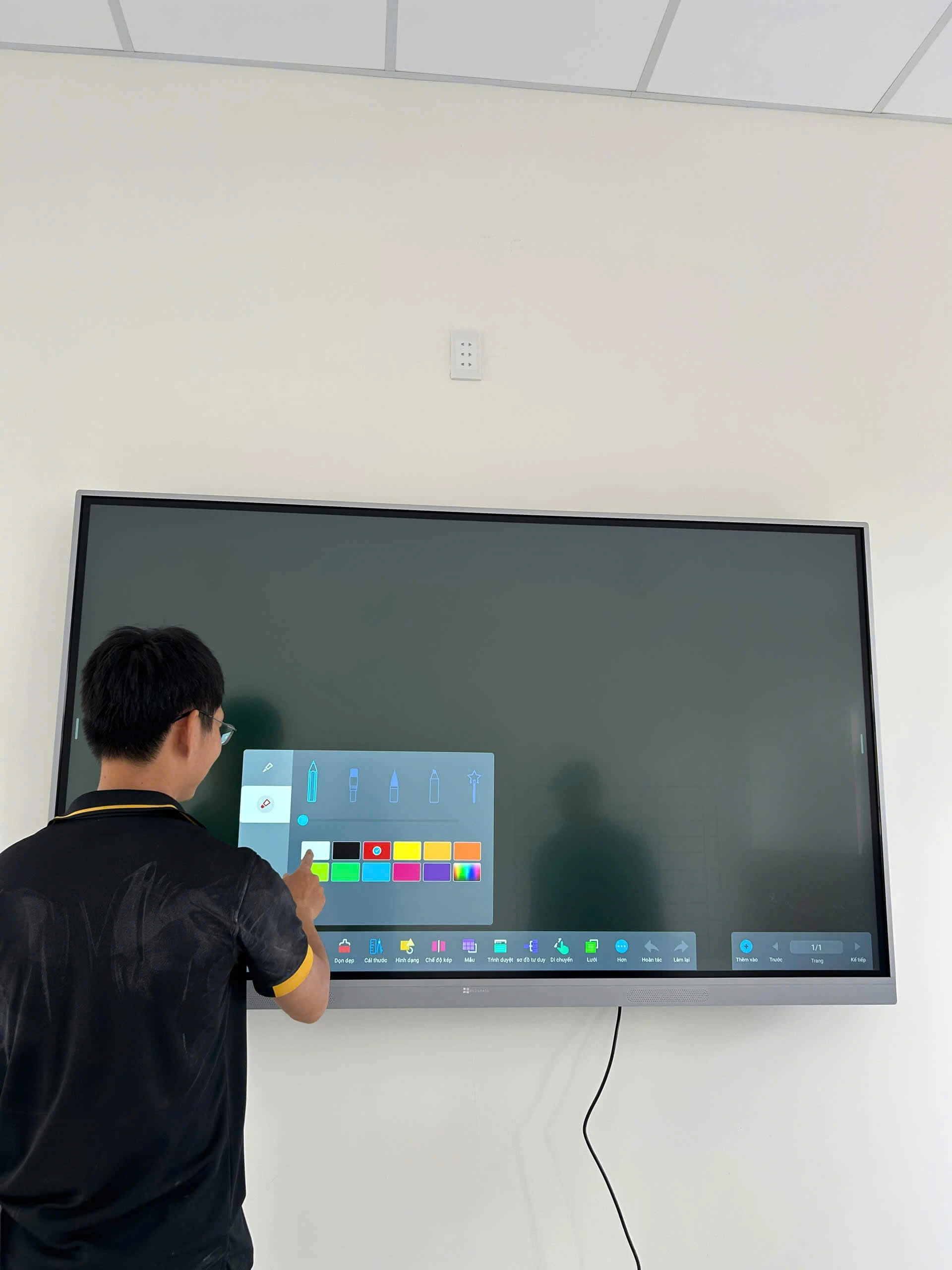 Kỹ thuật viên Ngọc Thiên test thử các tính năng trên màn hình tương tác