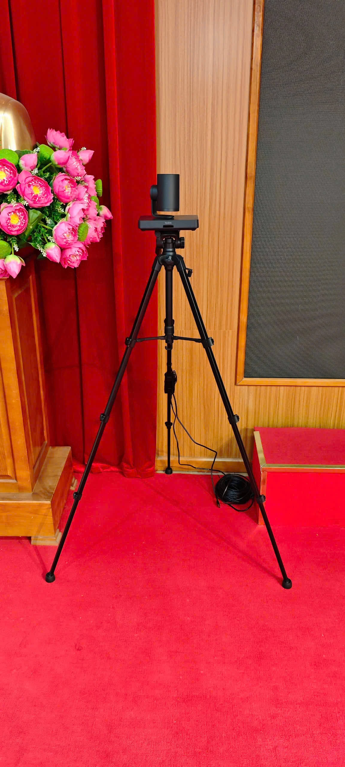 Lắp đặt Yealink UVC85 gắn trên tripod thực tế