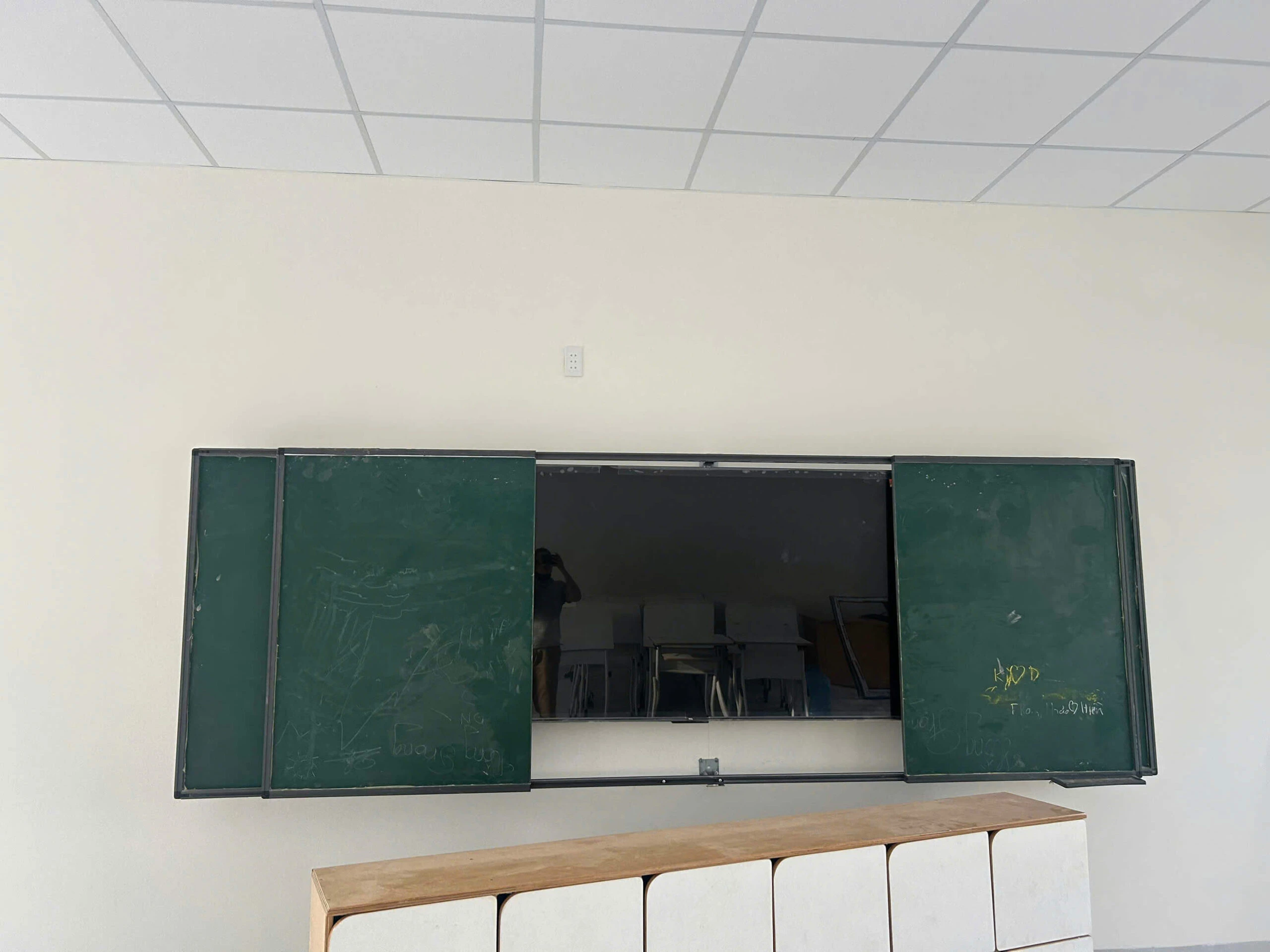 Lắp đặt màn hình tương tác Meekbase cho trường học