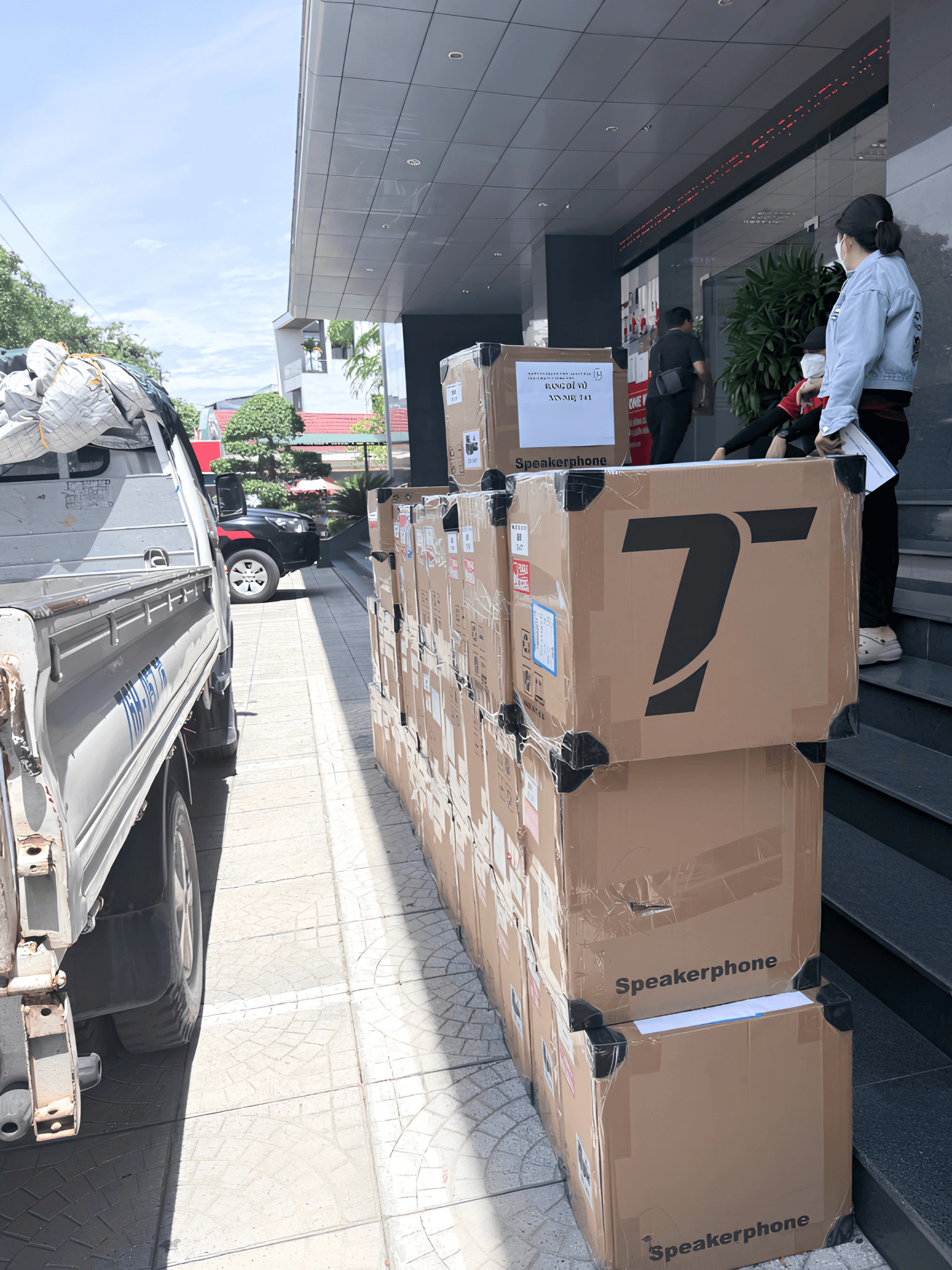 Thiết bị họp Tenveo giao đến Tỉnh Ủy Quảng Ngãi