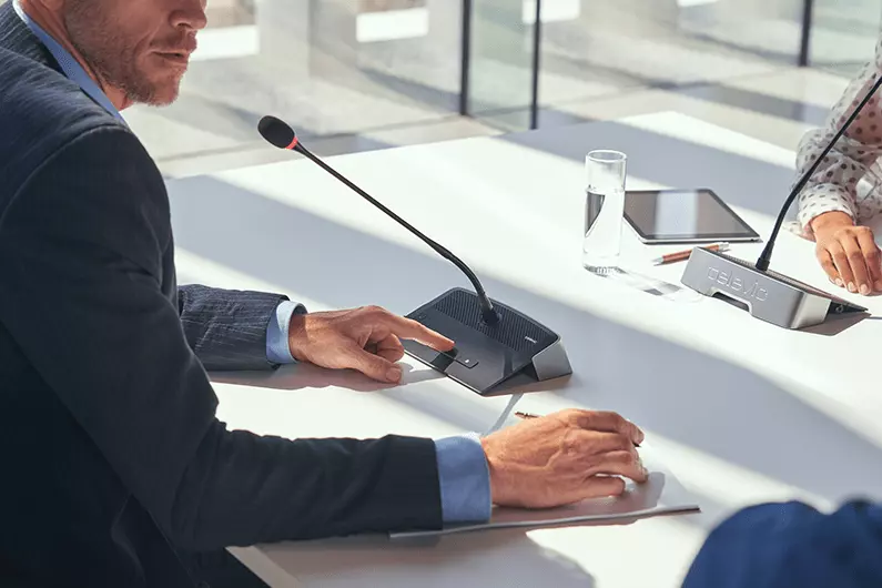 D-Cerno DISCUSS C với nút ưu tiên phát biểu ngay tức thì