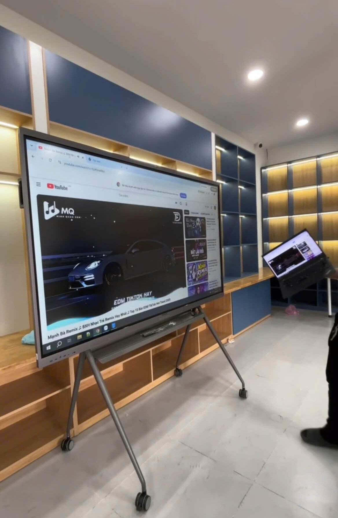Test tính năng trình chiếu của màn hình tương tác 86 inch cho trường học