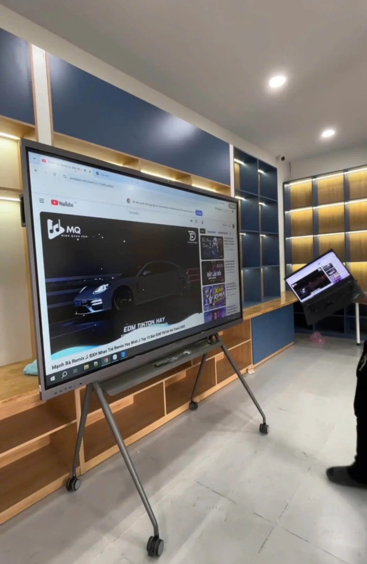 Test tính năng trình chiếu của màn hình tương tác 86 inch cho trường học