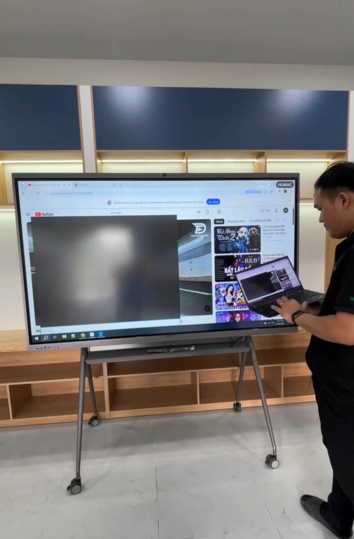 Test tính năng trình chiếu của màn hình tương tác Hikvision 86 inch