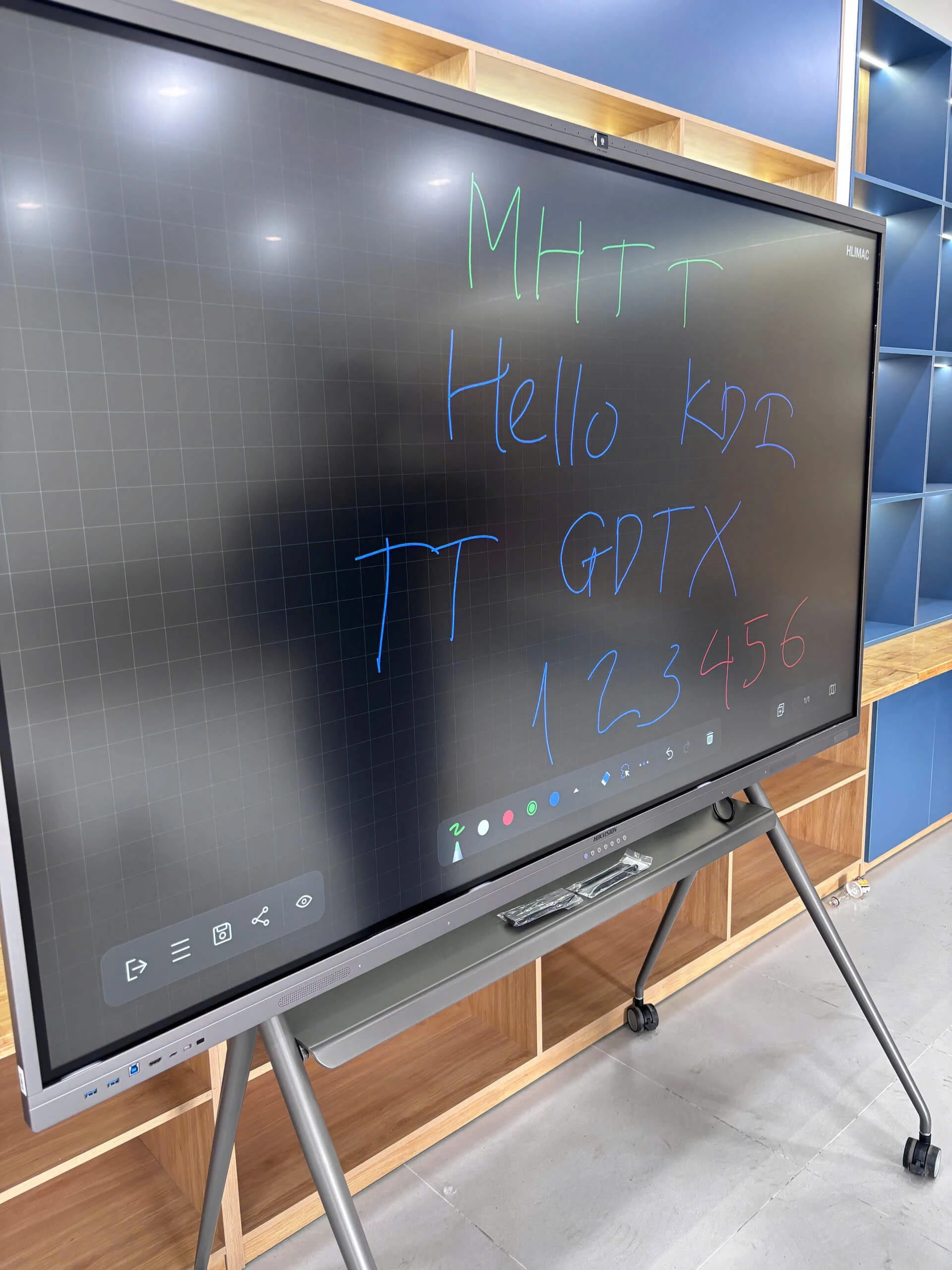 Vẽ viết mượt mà trên màn hình tương tác hikvision 86 inch