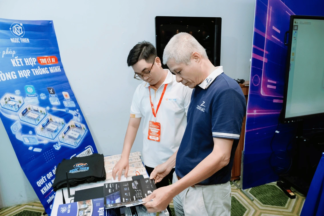 Kỹ thuật viên Ngọc Thiên tư vấn cho quý khách hàng ghé thăm gian hàng